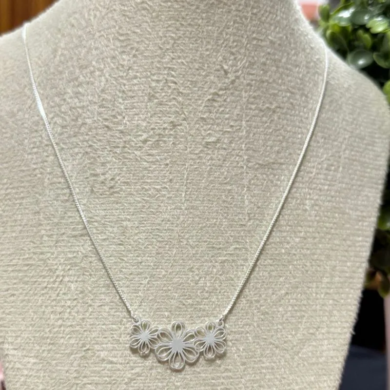 Corrente com pingente flores