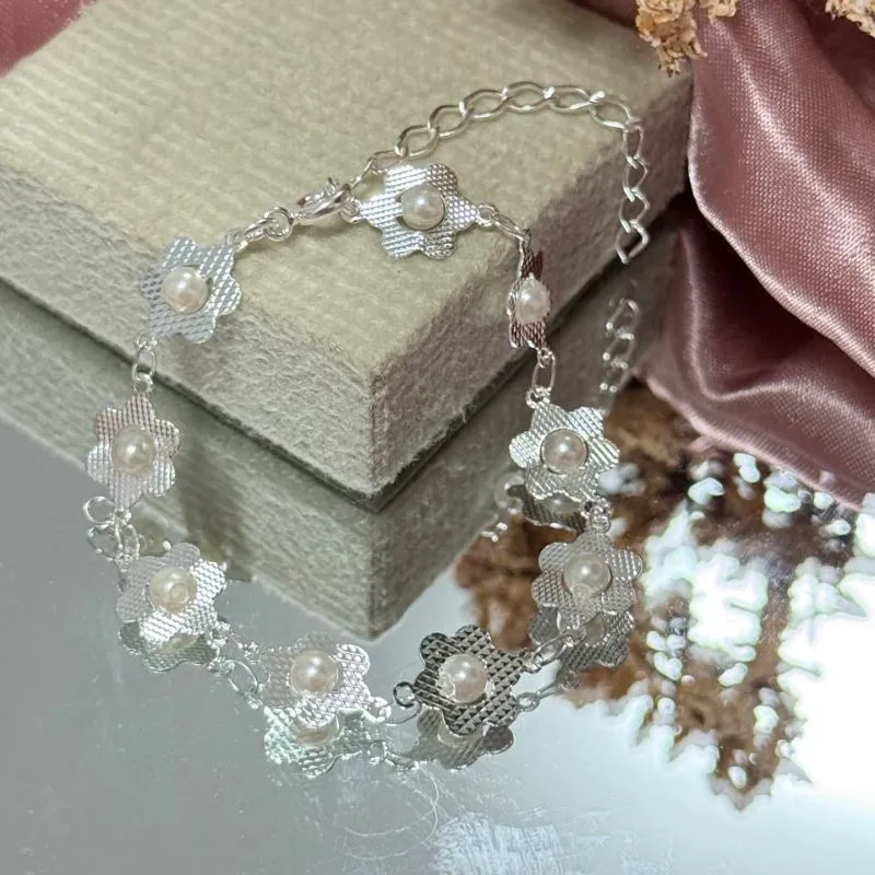 Pulseira com flores e perola