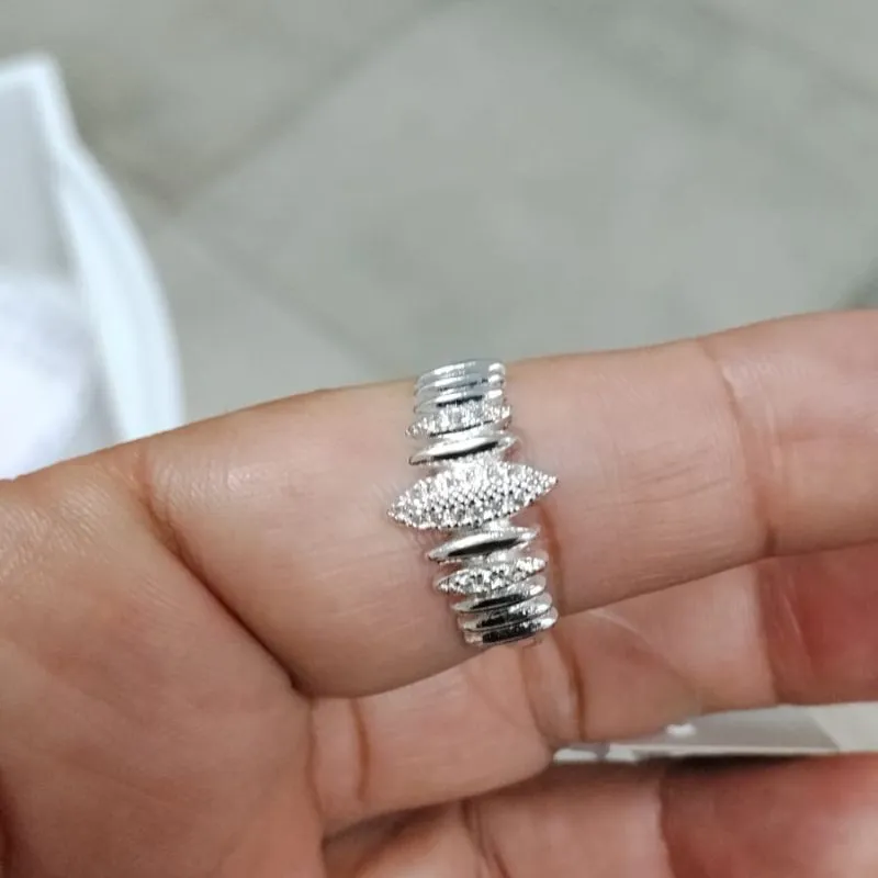 Anel com pedras cravejadas