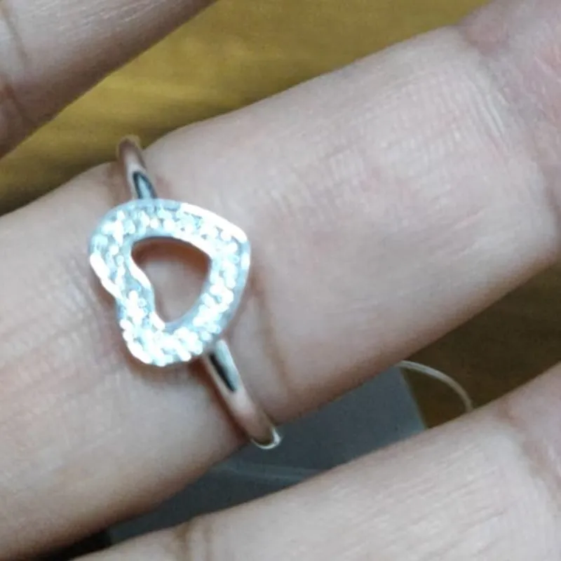 Anel coração vazado com pedras cravejadas