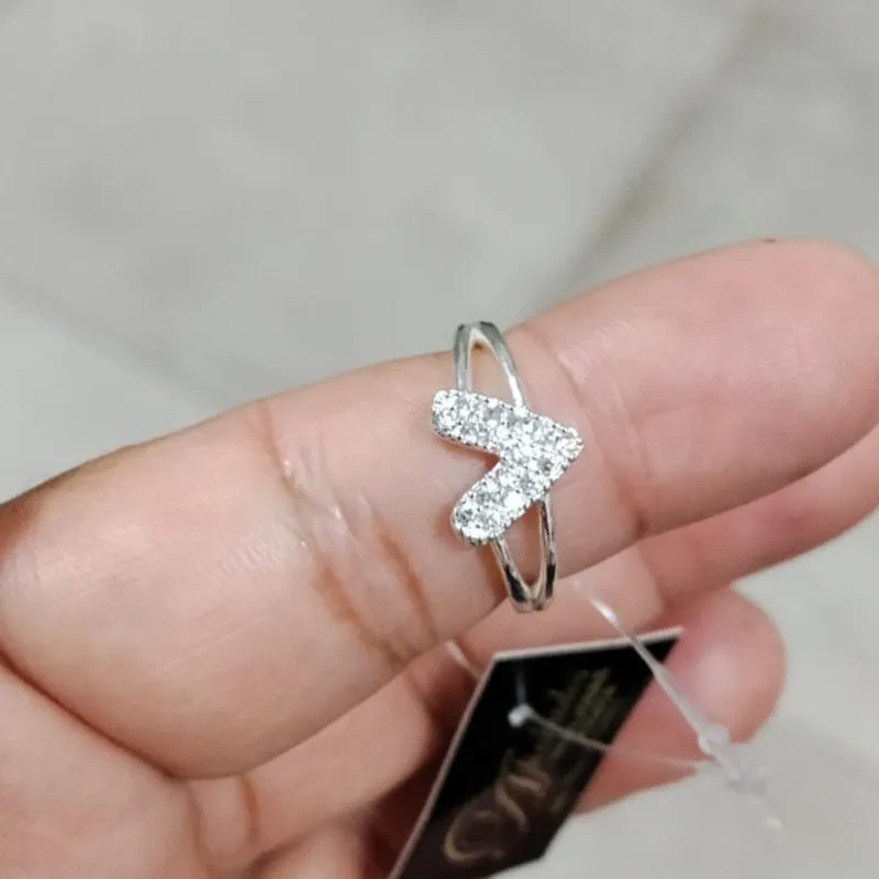 Anel V com pedras cravejadas