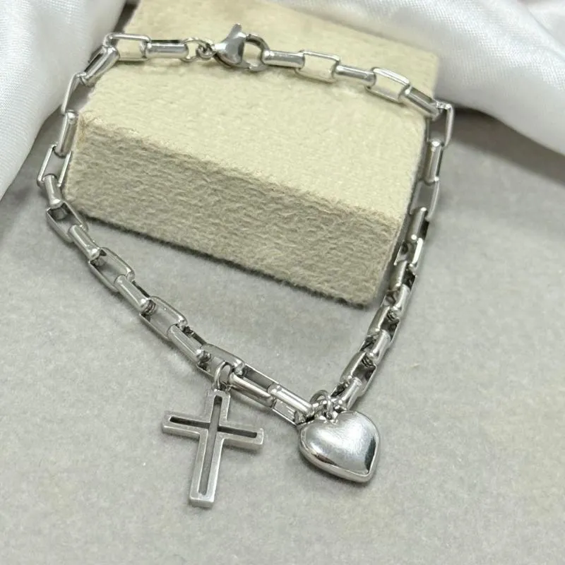 Pulseira com pingente cruz e coração