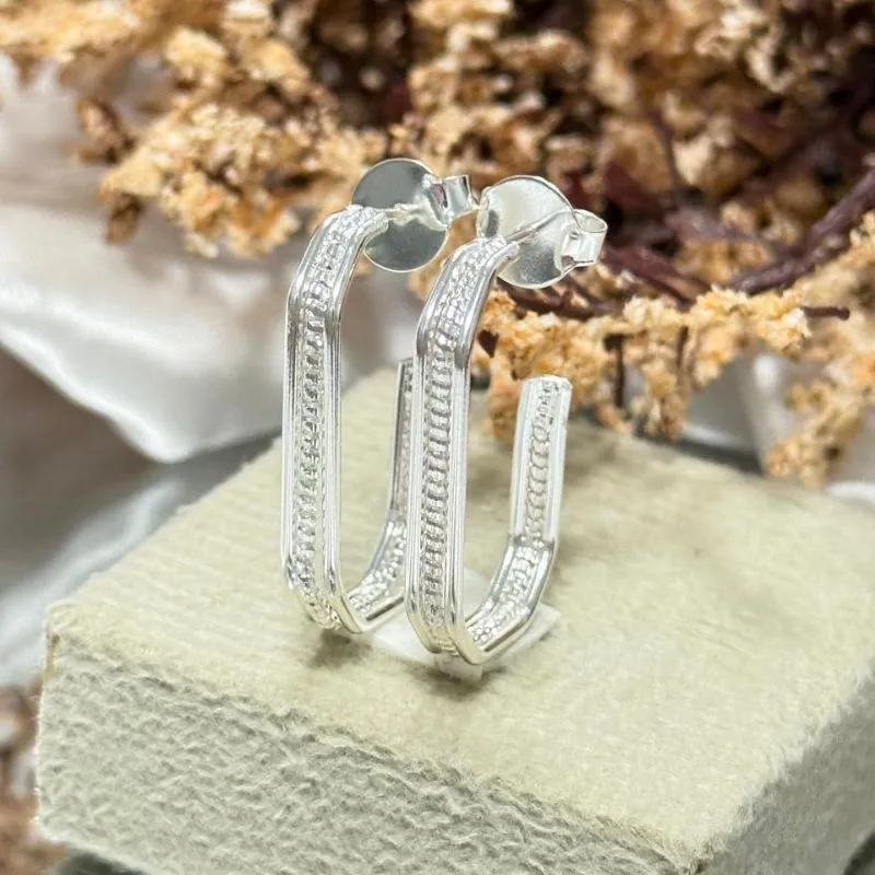 Brinco meio argola quadrada