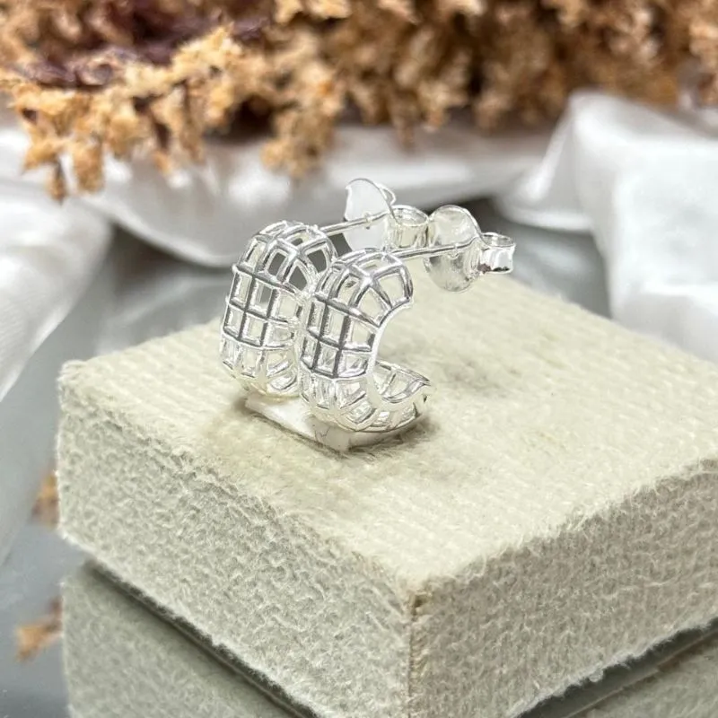 Brinco quadriculado meio argola largo