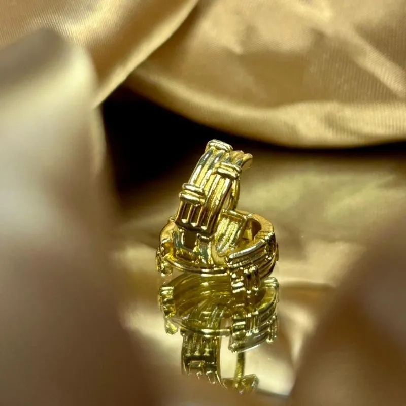 Brinco argola com detalhes