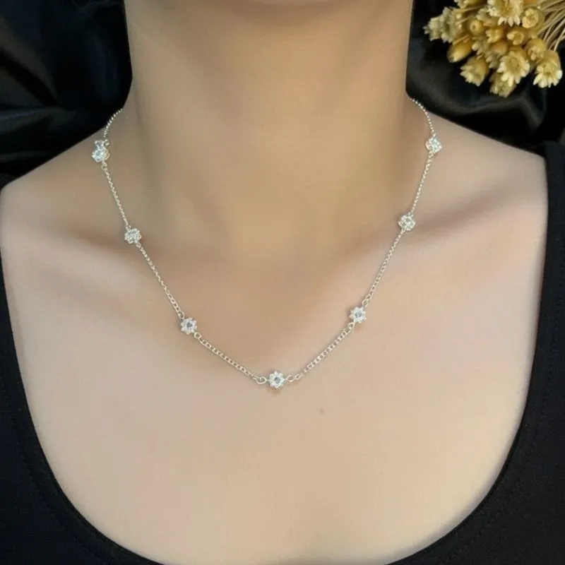 Colar elo duplo com flores e pedras