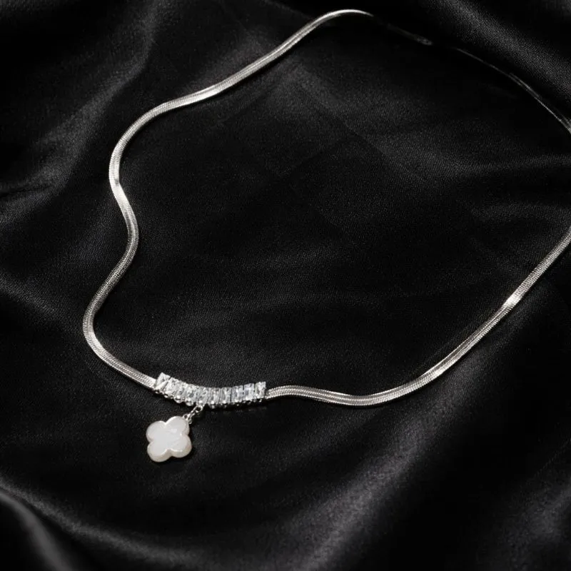 Colar fita com pingente trevo