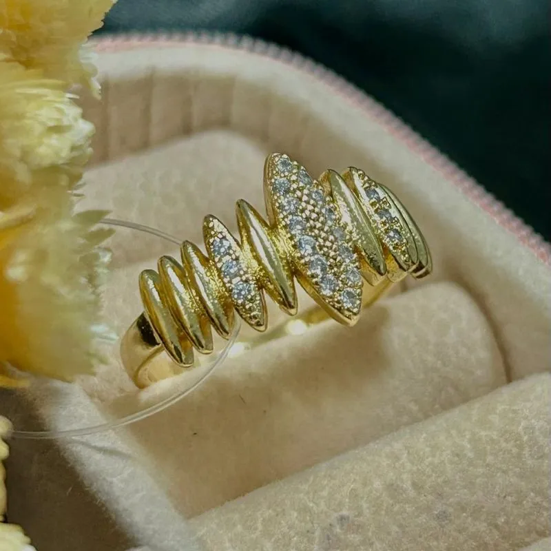 Anel com pedras cravejadas