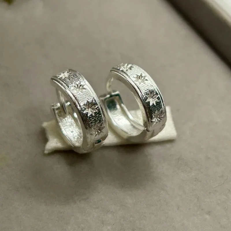 Brinco argola com detalhes trabalhados clic