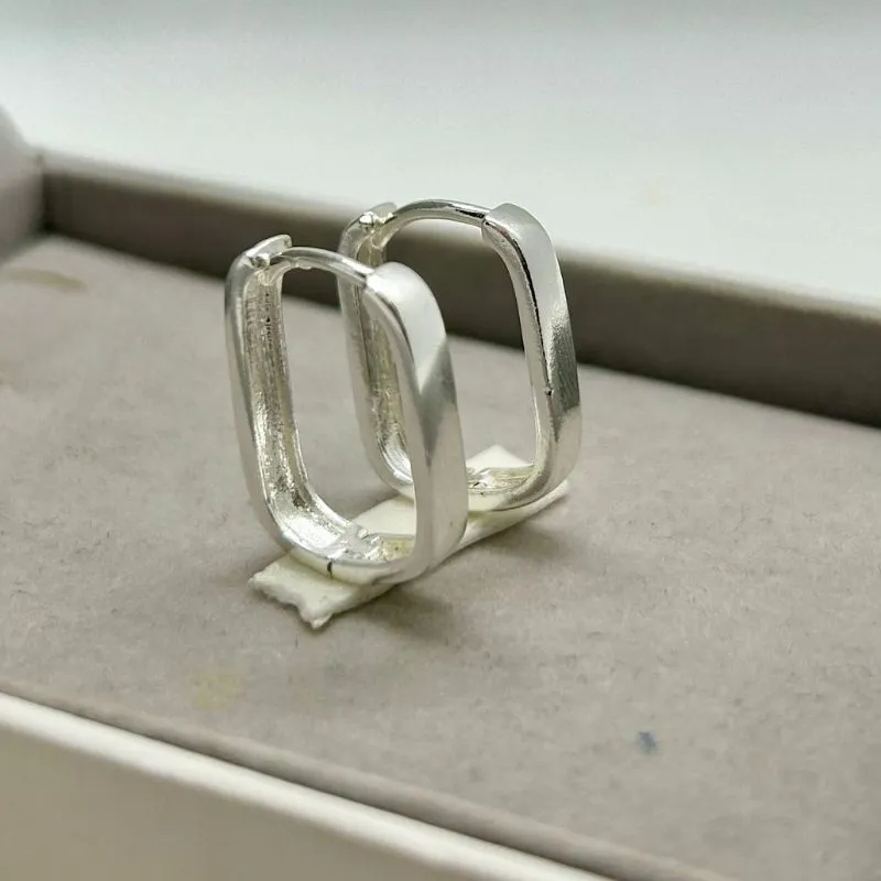 Brinco argola quadrada fecho clic