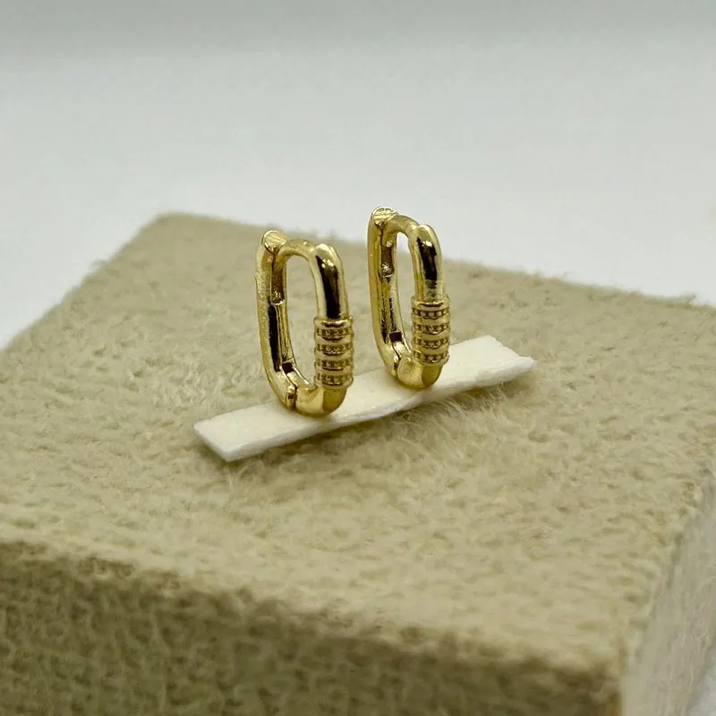 Brinco argolinha com detalhes fecho clic