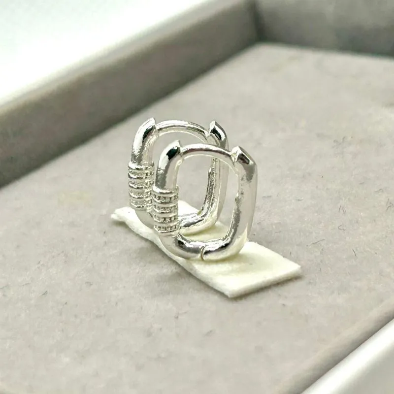 Brinco argolinha com detalhes fecho clic