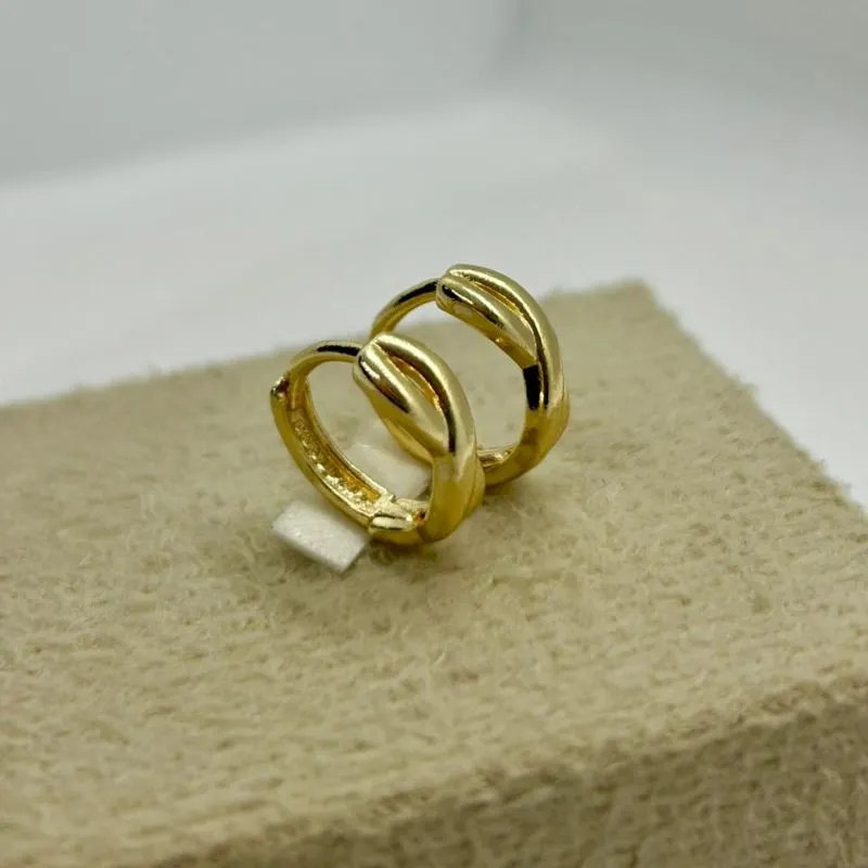 Brinco argolinha com detalhes transado fecho clic