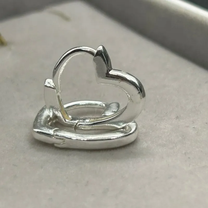 Brinco coração vazado fecho clic