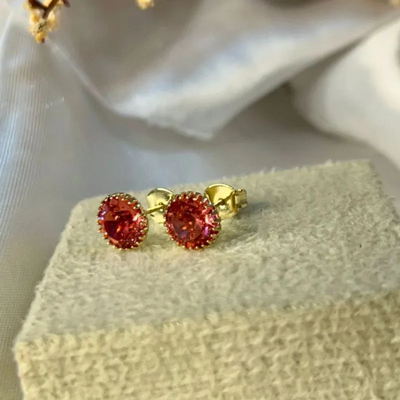 Brinco ponto de luz avermelhado