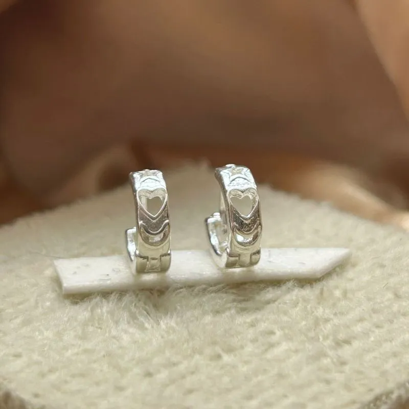 Brinco argola com detalhes vazados