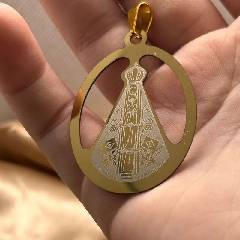 Pingente em aço dourado N senhora Aparecida